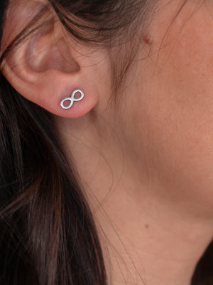 Clous d'oreilles Infini argent